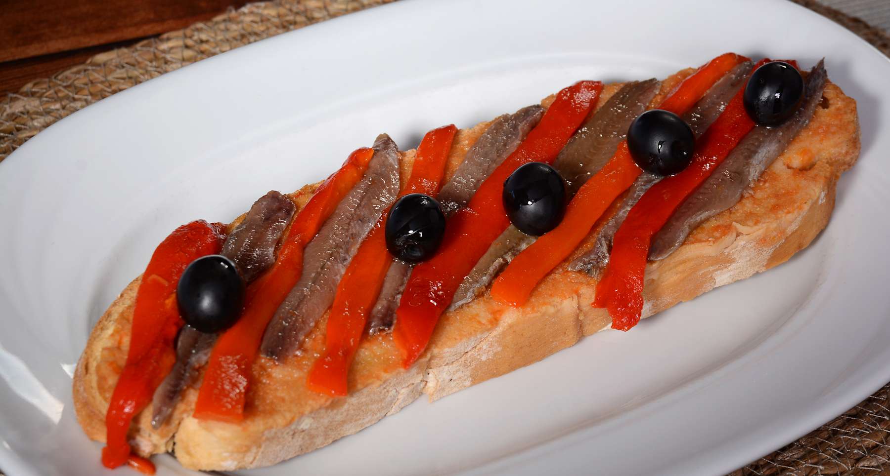 Tuna toast, roasted pepper and black olives